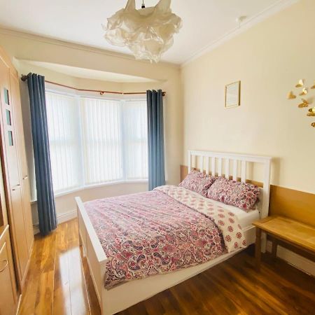 Entire 4 Bedroom House - Ev Point & Free Parking Liverpool Kültér fotó