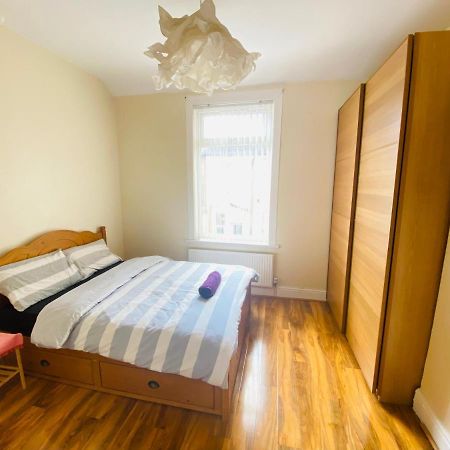 Entire 4 Bedroom House - Ev Point & Free Parking Liverpool Kültér fotó
