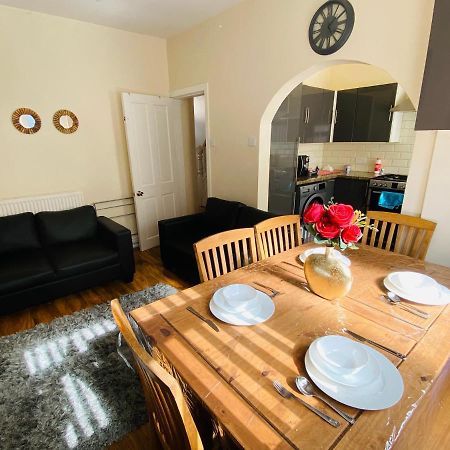 Entire 4 Bedroom House - Ev Point & Free Parking Liverpool Kültér fotó