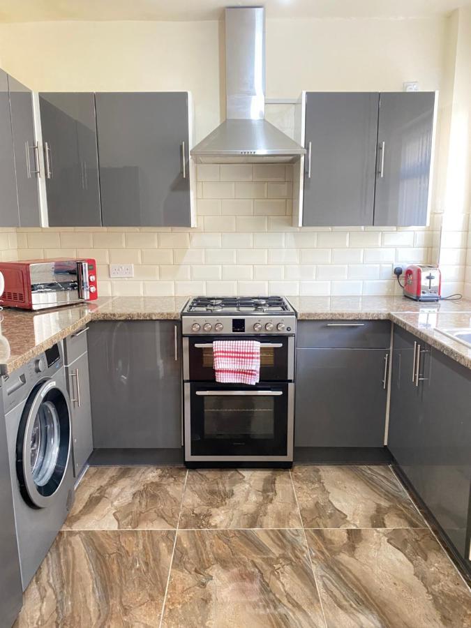 Entire 4 Bedroom House - Ev Point & Free Parking Liverpool Kültér fotó