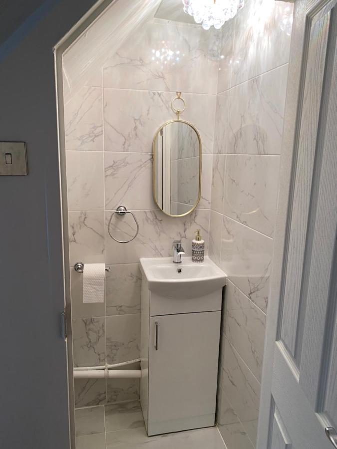 Entire 4 Bedroom House - Ev Point & Free Parking Liverpool Kültér fotó