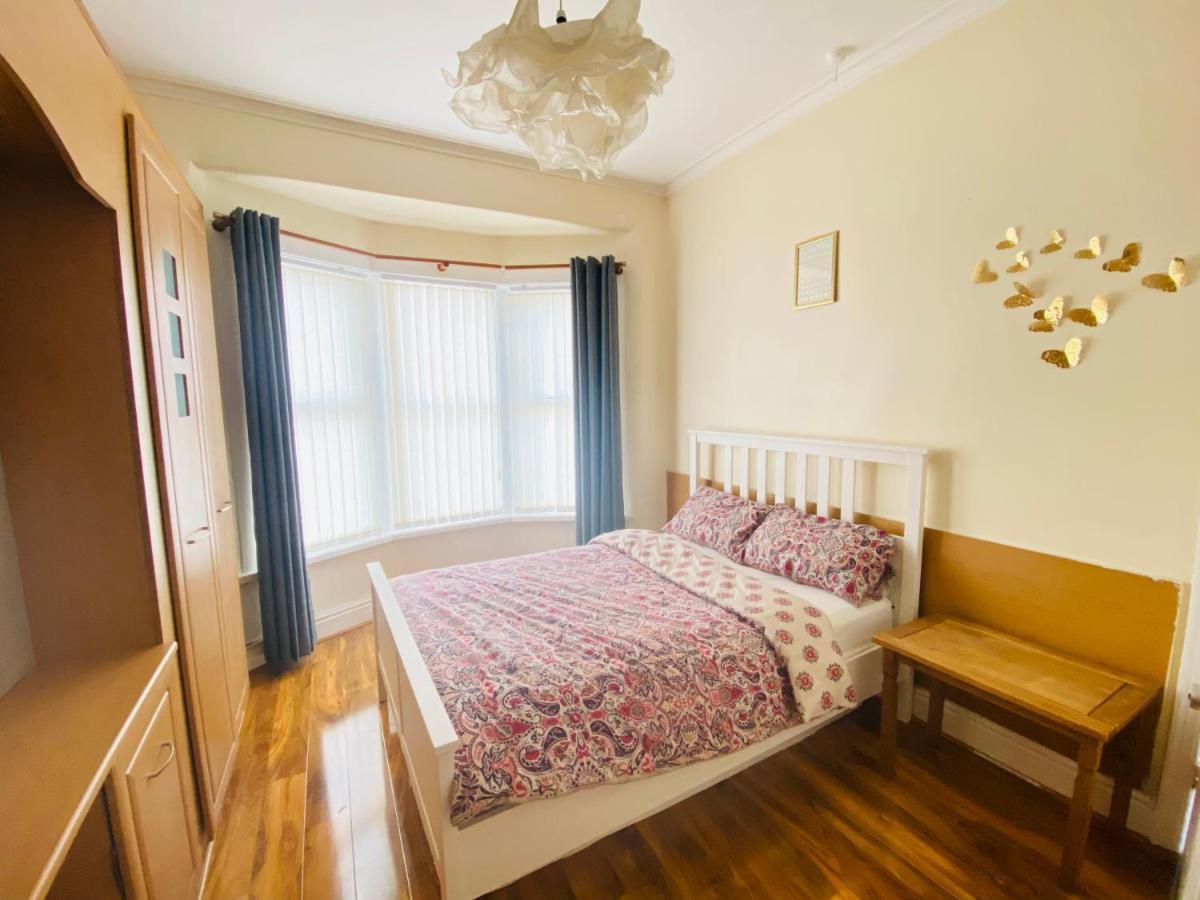 Entire 4 Bedroom House - Ev Point & Free Parking Liverpool Kültér fotó