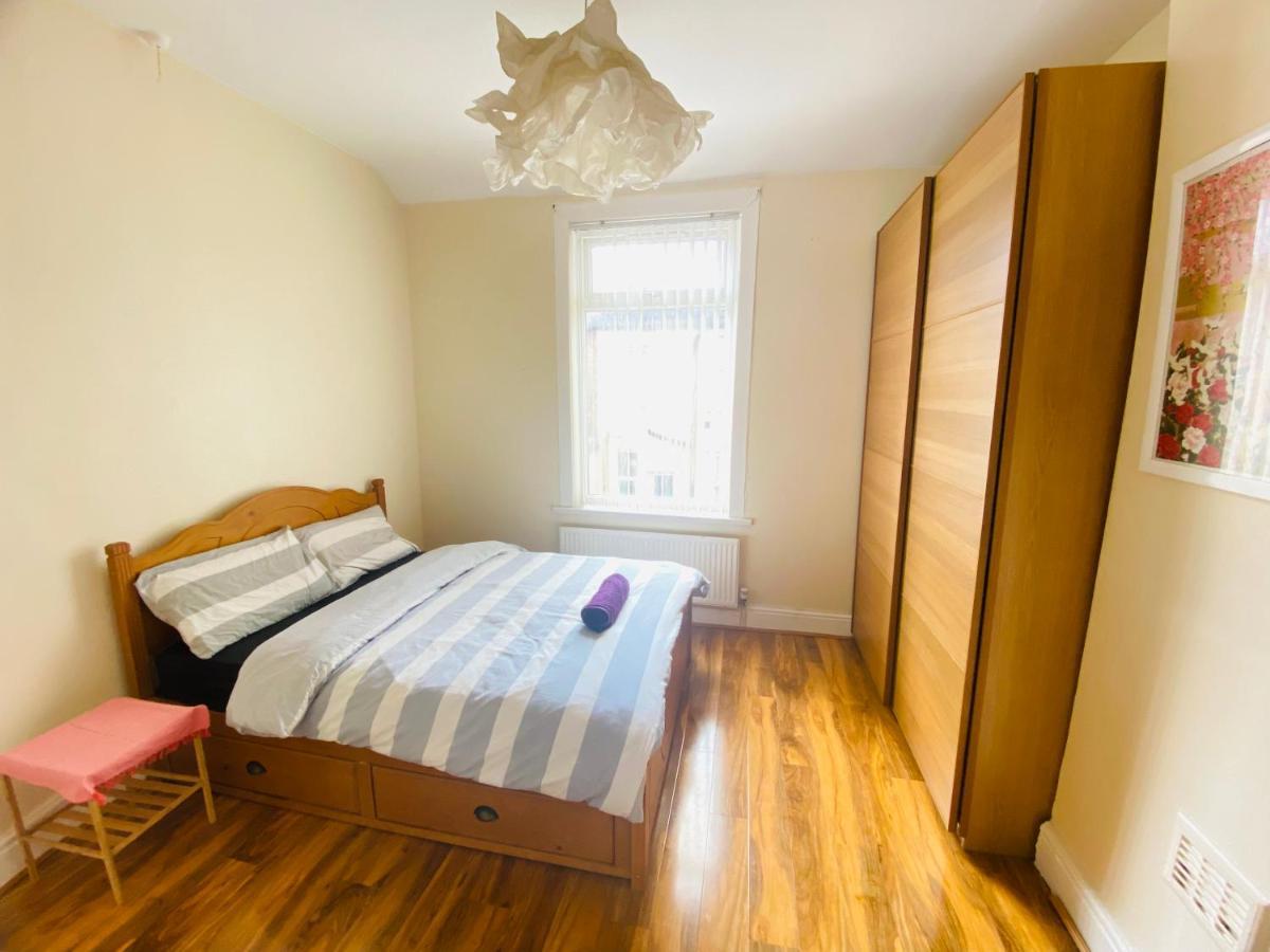 Entire 4 Bedroom House - Ev Point & Free Parking Liverpool Kültér fotó