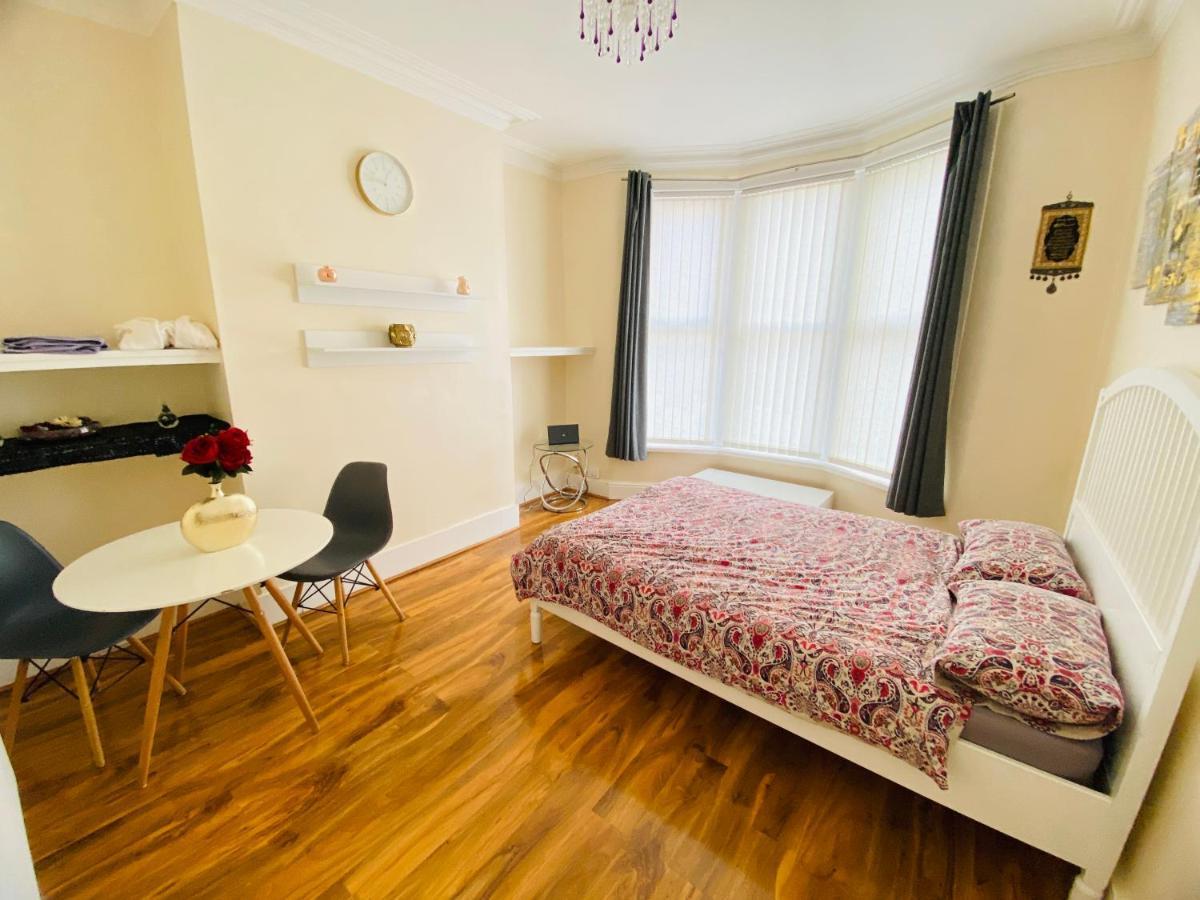 Entire 4 Bedroom House - Ev Point & Free Parking Liverpool Kültér fotó