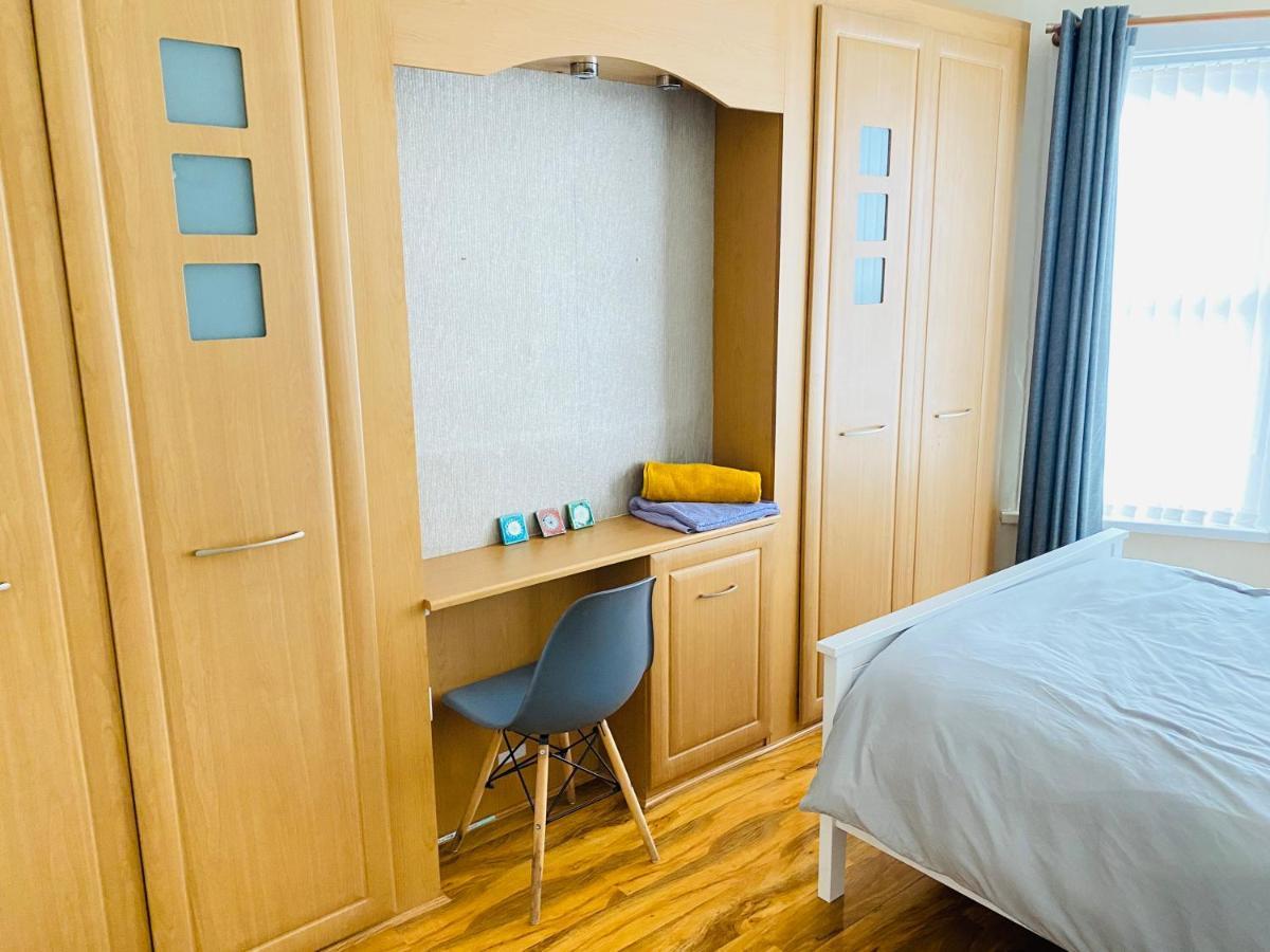Entire 4 Bedroom House - Ev Point & Free Parking Liverpool Kültér fotó