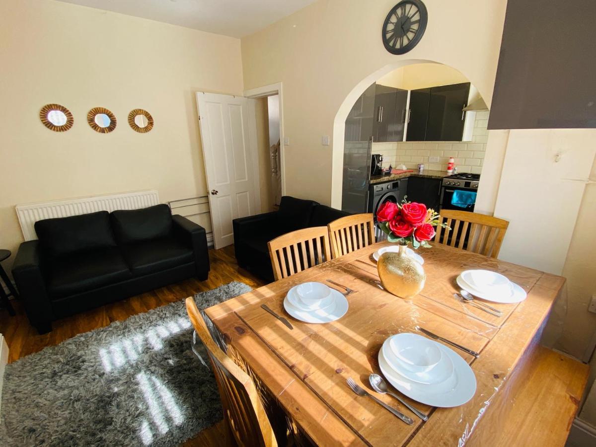 Entire 4 Bedroom House - Ev Point & Free Parking Liverpool Kültér fotó
