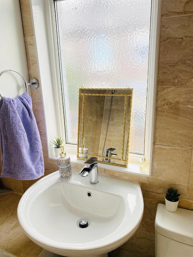 Entire 4 Bedroom House - Ev Point & Free Parking Liverpool Kültér fotó